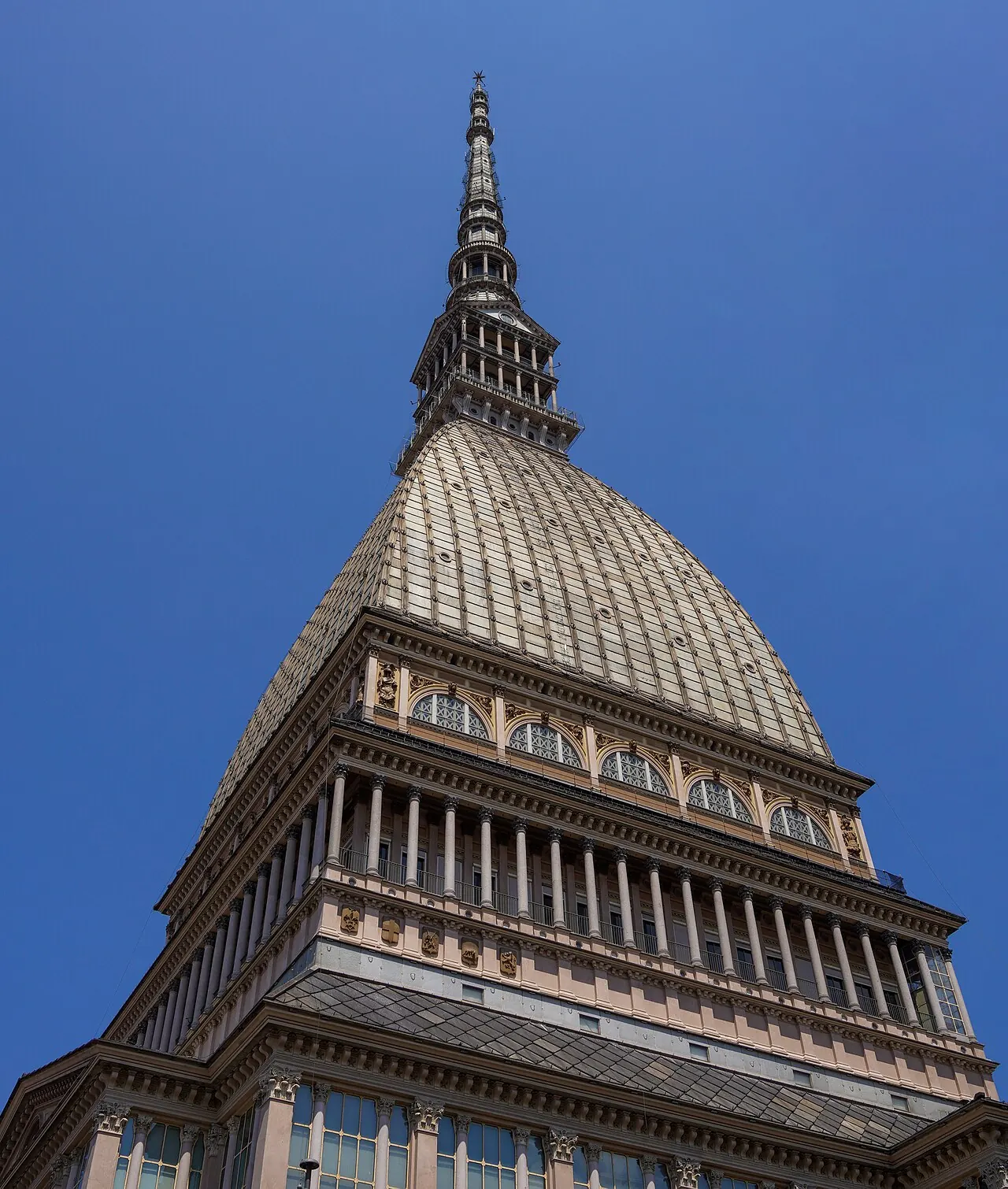 La Mole Antonelliana vista dal basso